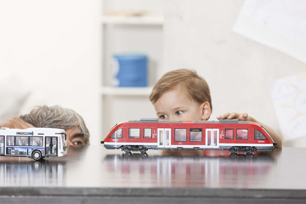 Stadtbahn mit zu öffnenden Türen Tram Regio