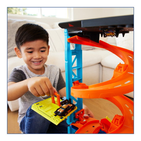 Hot Wheels City transformierbares Rennsportturm-Set + Fahrzeug