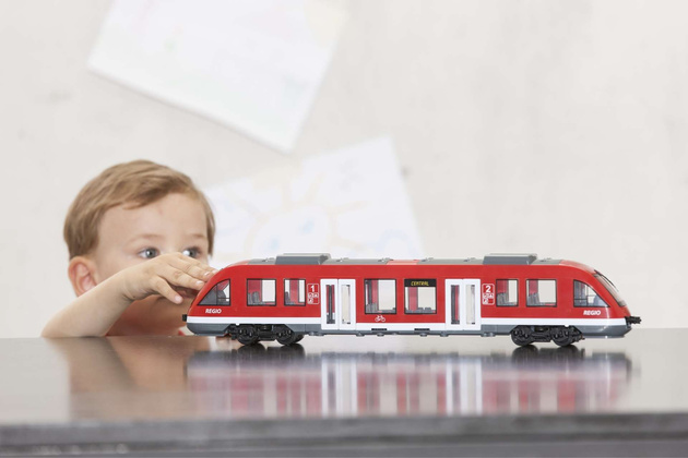 Stadtbahn mit zu öffnenden Türen Tram Regio