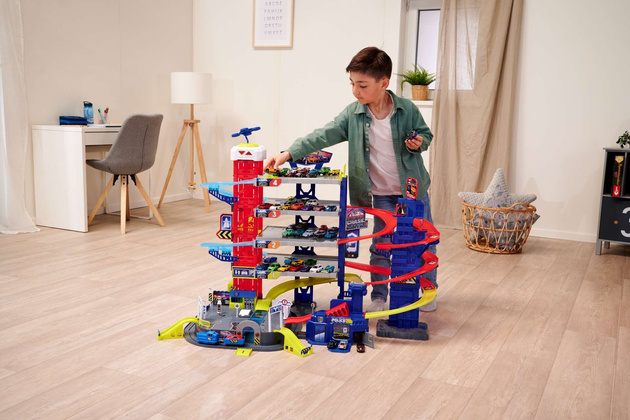 Großes multifunktionales Garagenset Super Chase Centre + 4 bunte Autos Polizeiwagen und blauer Zug Licht Sound