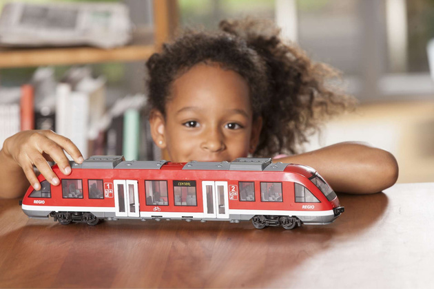 Stadtbahn mit zu öffnenden Türen Tram Regio