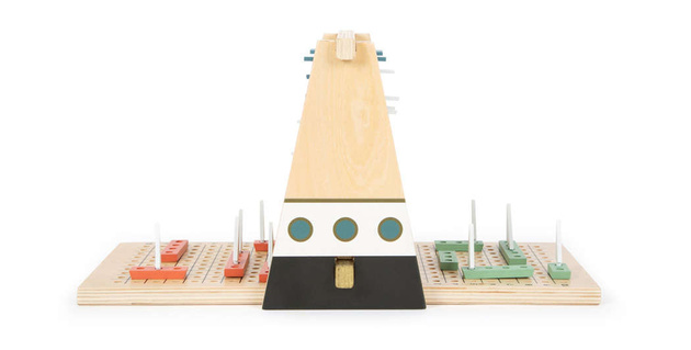 Strategiespiel mit Holzschiffen für Kinder