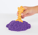 Kinetic Sand Kunststoff kinetische Sandburg Set mit lila Sand + Formen Tablett und Zubehör Spin Master