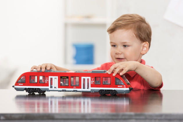 Stadtbahn mit zu öffnenden Türen Tram Regio