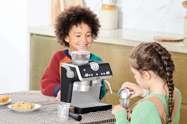 Spielzeug-Kaffeemaschine mit Milchaufschäumer DeLonghi Little Barista Set