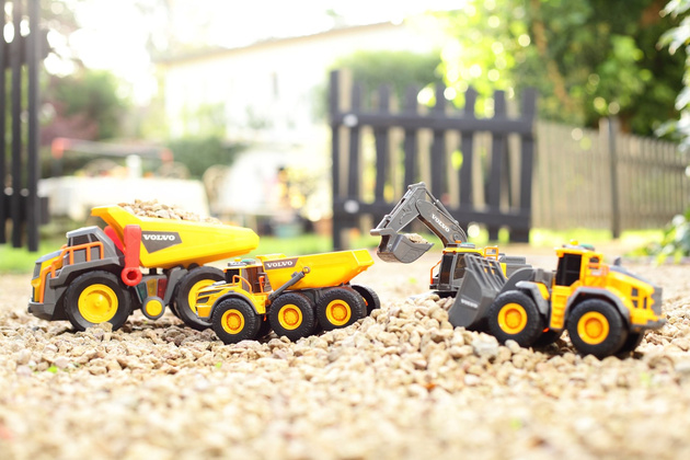 Dickie 372-5004 Volvo Construction Kipper mit Licht und Ton