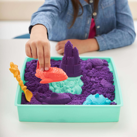 Kinetic Sand Kunststoff kinetische Sandburg Set mit lila Sand + Formen Tablett und Zubehör Spin Master