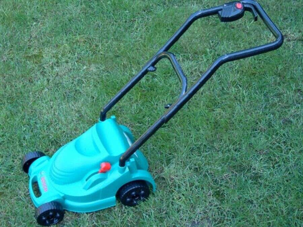 Klein 2702 Bosch Spielzeug-Rasenmäher