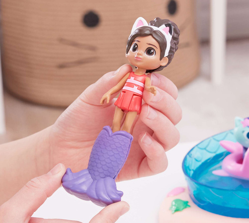Gabi's Cat House Pool Set mit Rutsche 2 Gabi und Meerjungfrau Figuren + Zubehör