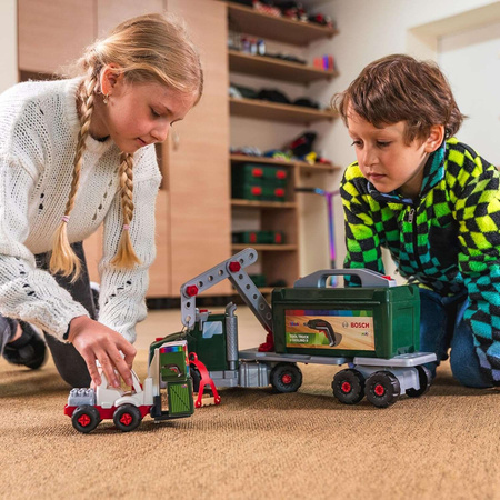 Großer Truck zum Drehen mit Bosch-Schraubendreher