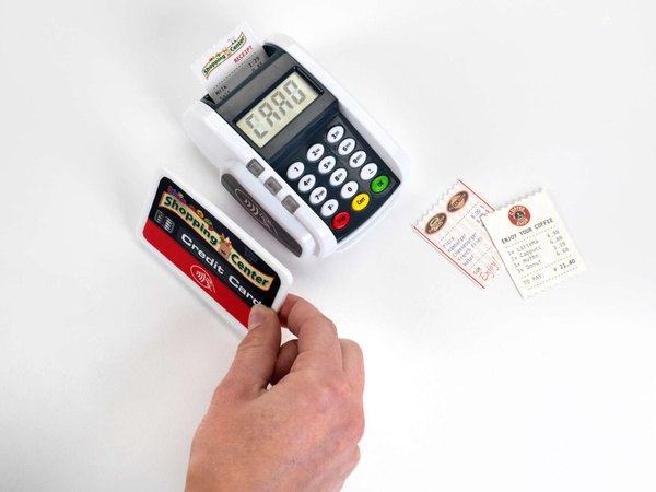 Spielzeug-Zahlungsterminal mit Karten und Belegen